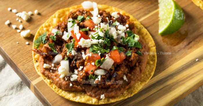 Tostadas là bánh ngô (tortilla) chiên giòn với nhân bánh là nhiều loại topping khác nhau