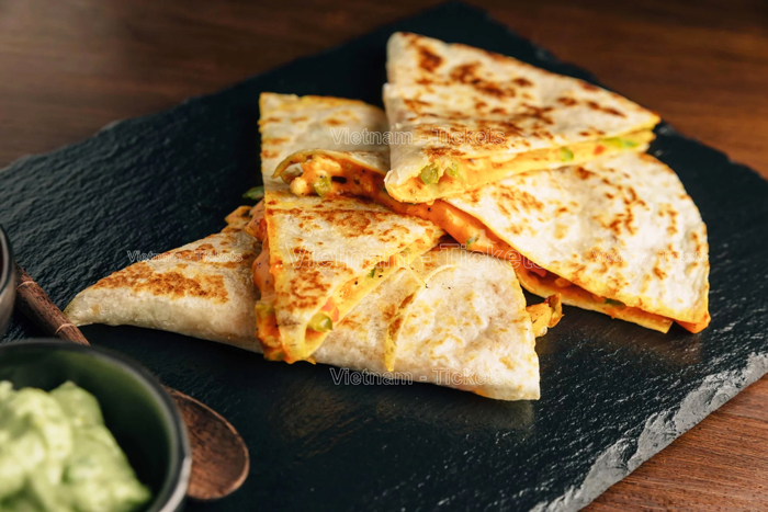  Quesadillas được làm từ bánh ngô với phô mai và các loại nhân như: thịt gà xé nhỏ, khoai tây, đậu hoặc rau, ớt poblano