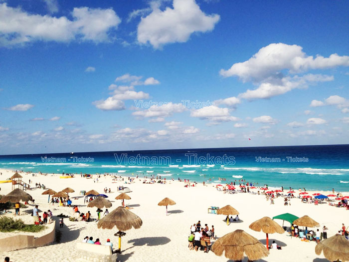 Bãi biển Delfines (Playa Delfines) rộng lớn đặc trưng với bãi cát mềm, màu nâu vàng và nước xanh ngọc lam