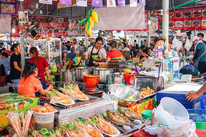 Chợ Chatuchak có rất nhiều gian hàng bán các loại đồ ăn hấp dẫn 