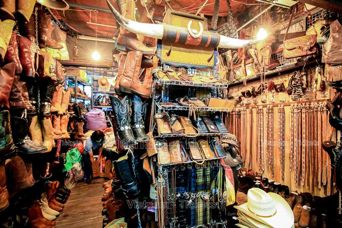 Chợ Chatuchak (Chợ JJ) là một khu mua sắm rộng lớn với trải dài đến tận chân trời