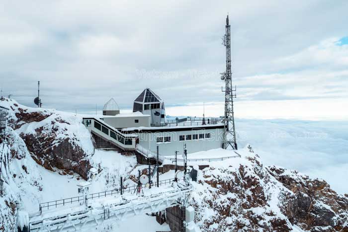 Từ đỉnh núi Zugspitze du khách có thể nhìn ngắm được các thị trấn gần nhất