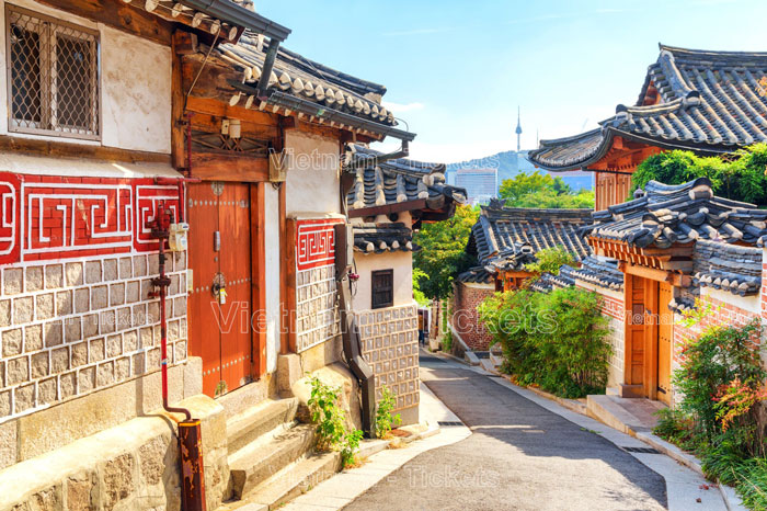 Thời điểm thích hợp nhất để bạn có thể ghé thăm làng Bukchon Hanok là vào mùa xuân và mùa thu