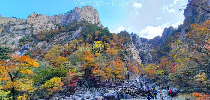 Seoraksan là một ngọn núi đẹp nổi tiếng tại xứ sở Hàn Quốc bởi những cung đường đi bộ đường dài