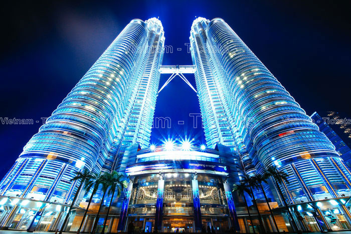 Tháp đôi Petronas là tòa tháp cao nhất thế giới, cao 452 mét, 88 tầng và có tổng cộng 76 thang máy