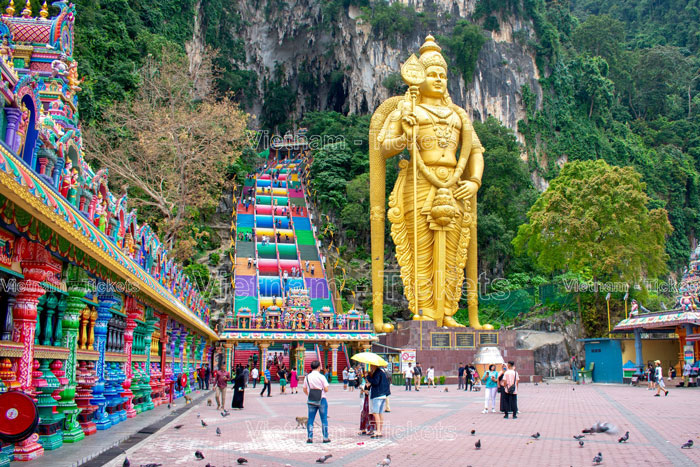 Du lịch Malaysia chiêm ngưỡng tượng thần Subramaniam được tạc bằng vàng và cao đến 43 mét