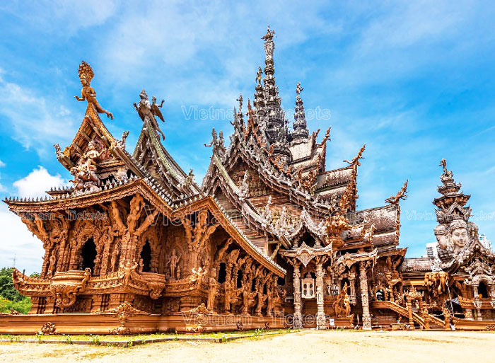 Đền Chân Lý Pattaya được xây dựng với kiến trúc Phật giáo Thái Lan vừa tinh tế vừa trang nhã