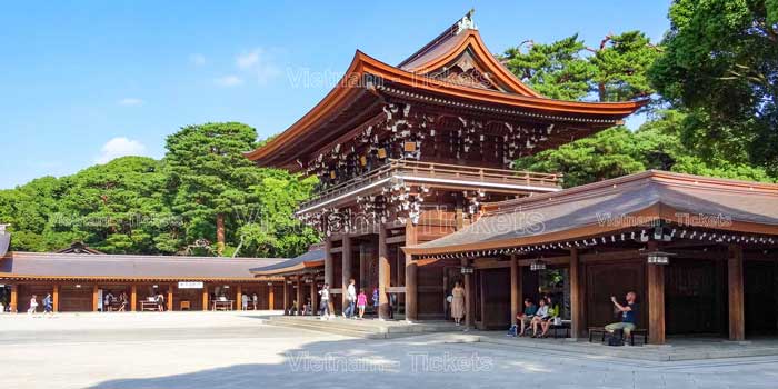 Đền Meiji Jingu được bao quanh với một khu rừng xanh tươi và bầu không khí yên bình,