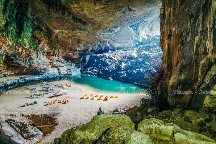 Hang Én là một trong những hang động lớn nhất thế giới với có 3 lối vào, 3 cửa hang lớn