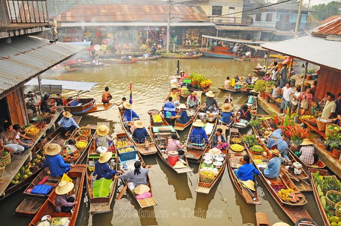 Chợ nổi Damnoen Saduak nằm hoàn toàn trên mặt nước và trên những con kênh chảy của tỉnh Ratchaburi