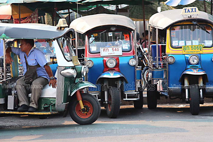 Xe tuk-tuk thường được khách du lịch sử dụng hơn là người dân địa phương