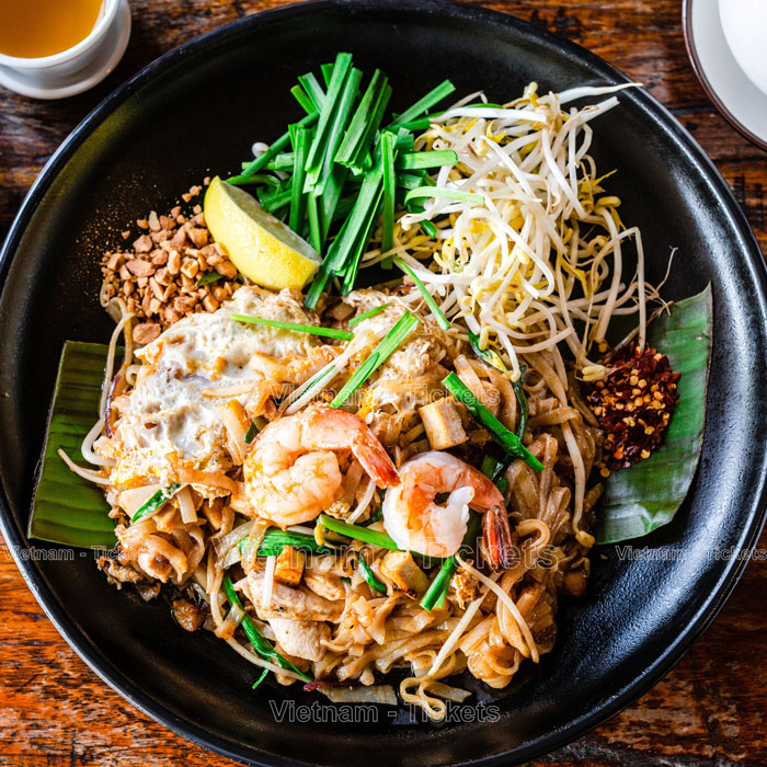Pad Thái là một trong những món ăn truyền thống không thể bỏ qua khi du lịch Bangkok tự túc