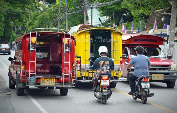 Các loại phương tiện giao thông phổ biến tại Chiang Mai: songthaew đỏ, xe buýt và tuk-tuk,... 