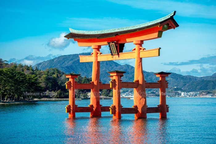 Điểm nhấn chính của Đền Itsukushima chính là cổng Otorii màu đỏ nổi bật