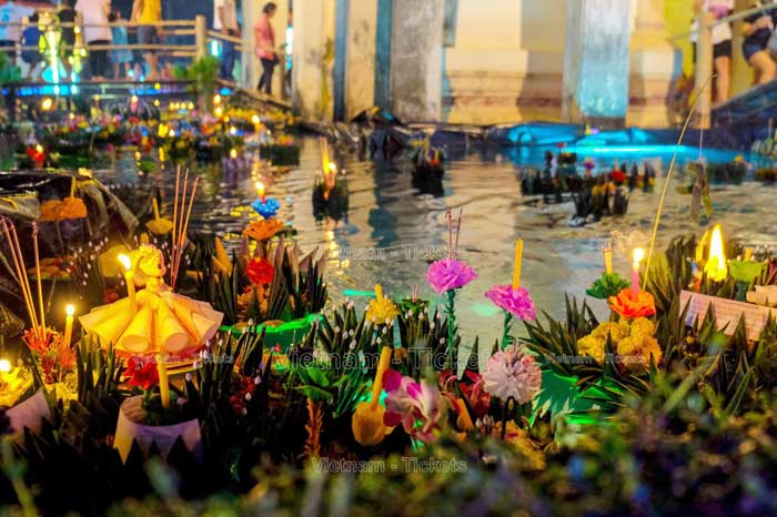 Hai lễ hội Loy Krathong và lễ hội Yi Peng diễn ra vào cùng một thời điểm trong năm