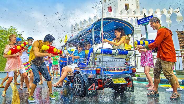 Tại Phuket còn hay được gọi vui vào dịp này là “Một Songkran nhiệt đới”