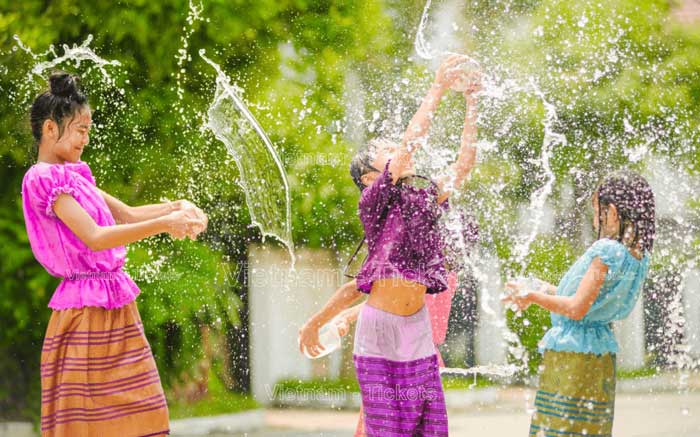 Songkran - Lễ hội té nước Thái Lan sôi động đáng để trải nghiệm