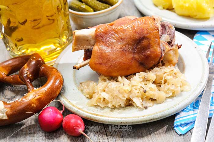 Thịt lợn vùng Bavaria với dưa cải bắp (Eisbein mit Sauerkraut) là món giò heo nướng