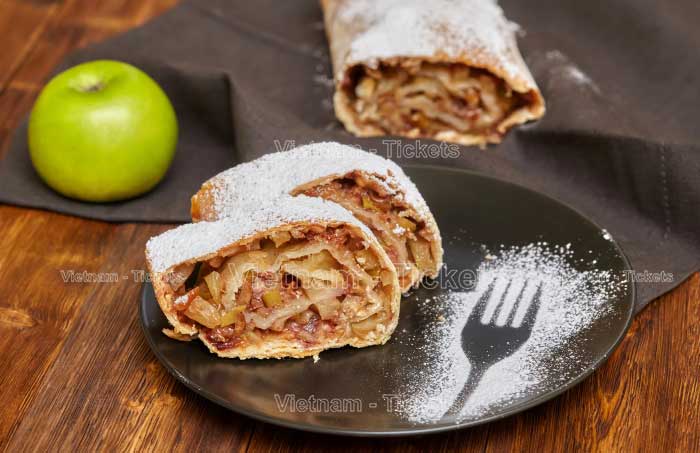 Apple strudel - bánh táo cuộn được biết đến như một món ăn tráng miệng