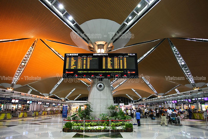 Sân bay có hơn 10 máy ATM,  các bốt điện thoại công cộng được đặt xung quanh nhà ga 