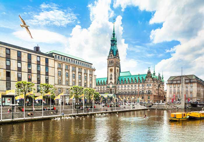 Hamburg là thành phố lớn thứ hai của Đức tại cửa sông Elbe