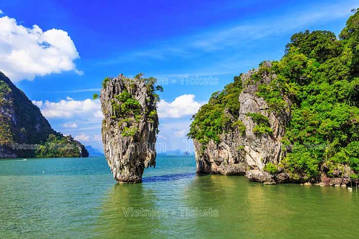 Phuket là thu hút du khách bởi các bãi biển cát trắng, tiệc tùng ở Patong, các hoạt động lặn biển