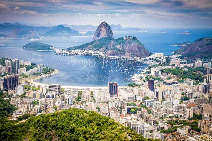Thành phố Rio được bao bọc bởi Đại Tây Dương và cả những ngọn đồi xanh tươi