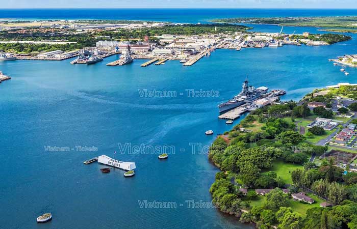 USS Arizona được xây dựng ngay trên đỉnh của Chiến hạm nằm trên Dãy Chiến hạm tại Đảo Ford