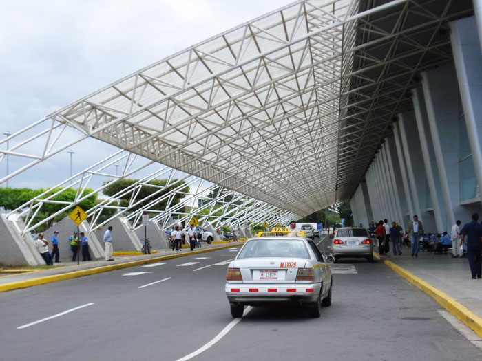 Sân bay Quốc tế Augusto C. Sandino (MGA) cách trung tâm thành phố Managua khoảng 11km