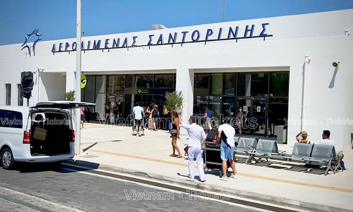 Sân bay Santorini (JTR) hay có tên chính thức là Sân bay quốc tế Santorini (Thira)