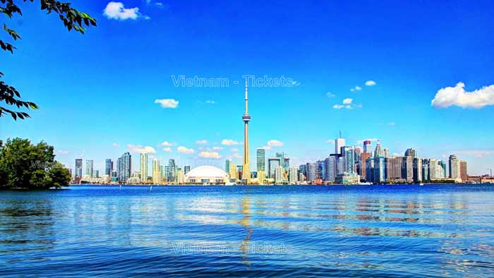 Các chuyến bay đến Toronto thường tập trung tại Sân bay quốc tế Toronto Pearson (YYZ) 