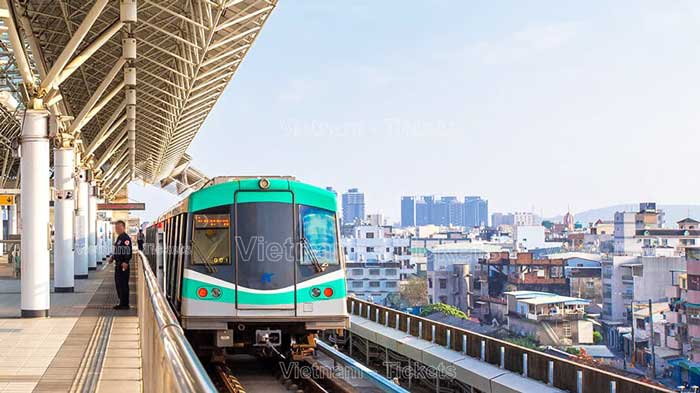 Tàu điện ngầm MRT, LRT hoặc xe buýt, hoặc thuê xe đạp công cộng là những phương tiện phổ biến