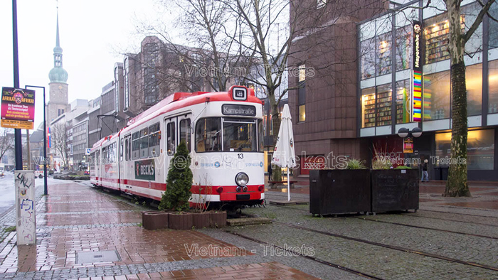 Di chuyển vào trung tâm thành phố bằng tàu hỏa, cần đến Ga trung tâm Dortmund Hauptbahnhof