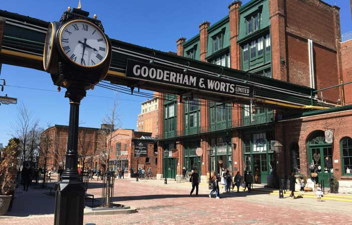 Distillery District là một khu vực bao gồm tất nhiều nhà hàng, quán bar, cửa hàng thời trang