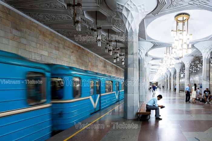 Sân bay Tashkent nằm trong thành phố Tashkent, cách trung tâm thành phố khoảng 4km