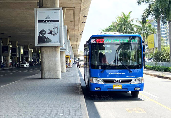 Sân bay quốc tế Tân Sơn Nhất, nằm cách trung tâm thành phố Hồ Chí Minh chỉ khoảng 2km