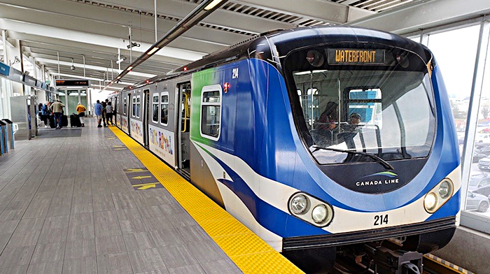 The Canada Line Skytrain là tuyến tàu di chuyển từ sân bay Vancouver ở Canada vào trung tâm thành phố