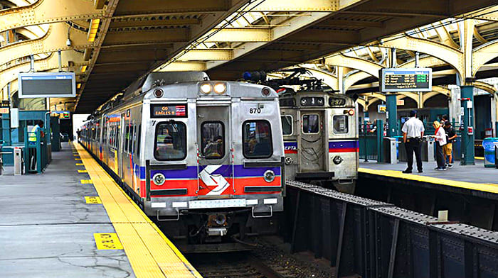 Tàu hỏa SEPTA là một phượng tiện đi vào thành phố từ sân bay Philadelphia