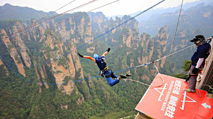 Trải nghiệm nhảy Bungee tại cầu kính Trương Gia Giới Trung Quốc