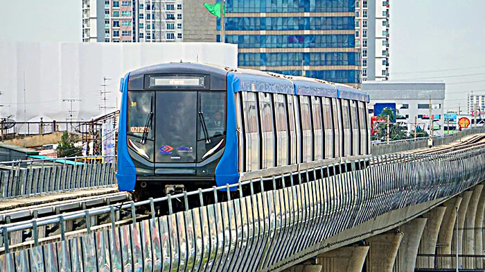 Đi tàu điện MRT đến Cung điện hoàng gia Thái Lan