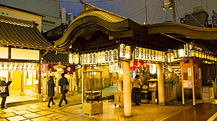 Chùa Hozenji ở phố Dotonbori vào chiều tối khi lên đèn 