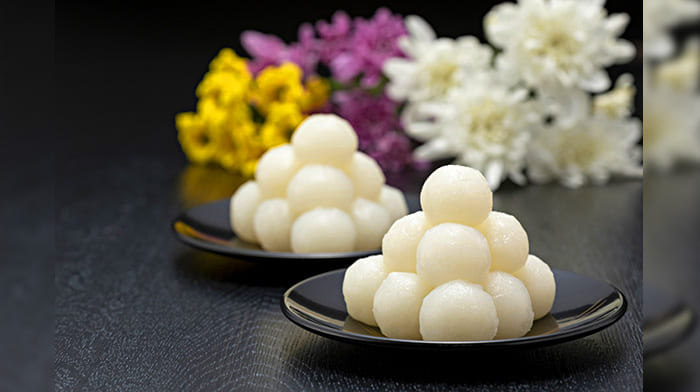 Dâng cúng bánh Okuri Dango ngày cuối của lễ hội Obon Nhật Bản tiễn đưa linh hồn