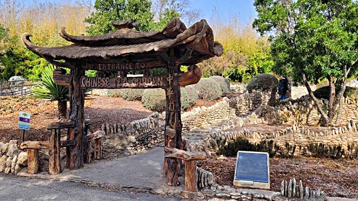 Cổng Torii bằng bê tông tại vườn trà Nhật Bản thành phố San Antonio