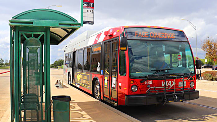 Di chuyển xung quanh thành phố San Antonio bằng xe buýt là cách đi phổ biến