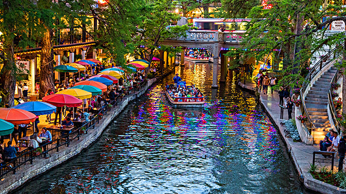 Đi bộ dọc bờ sông San Antonio (River Walk) tiểu bang Texas