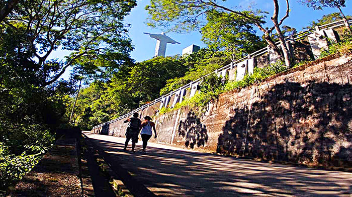 Hiking là một trải nghiệm thú vị khi đến thăm Tượng Chúa Cứu Thế