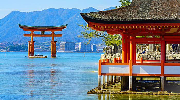 Du lịch Hiroshima đến thăm đền Itsukushima Nhật Bản