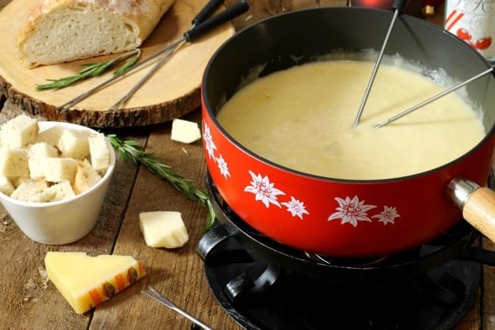 Món phô mai nấu chảy Fondue ở Geneva Thụy Sĩ | Vé Máy Bay đi Geneva Giá Rẻ tại Đại lý Vietnam Tickets Hotline 19003173