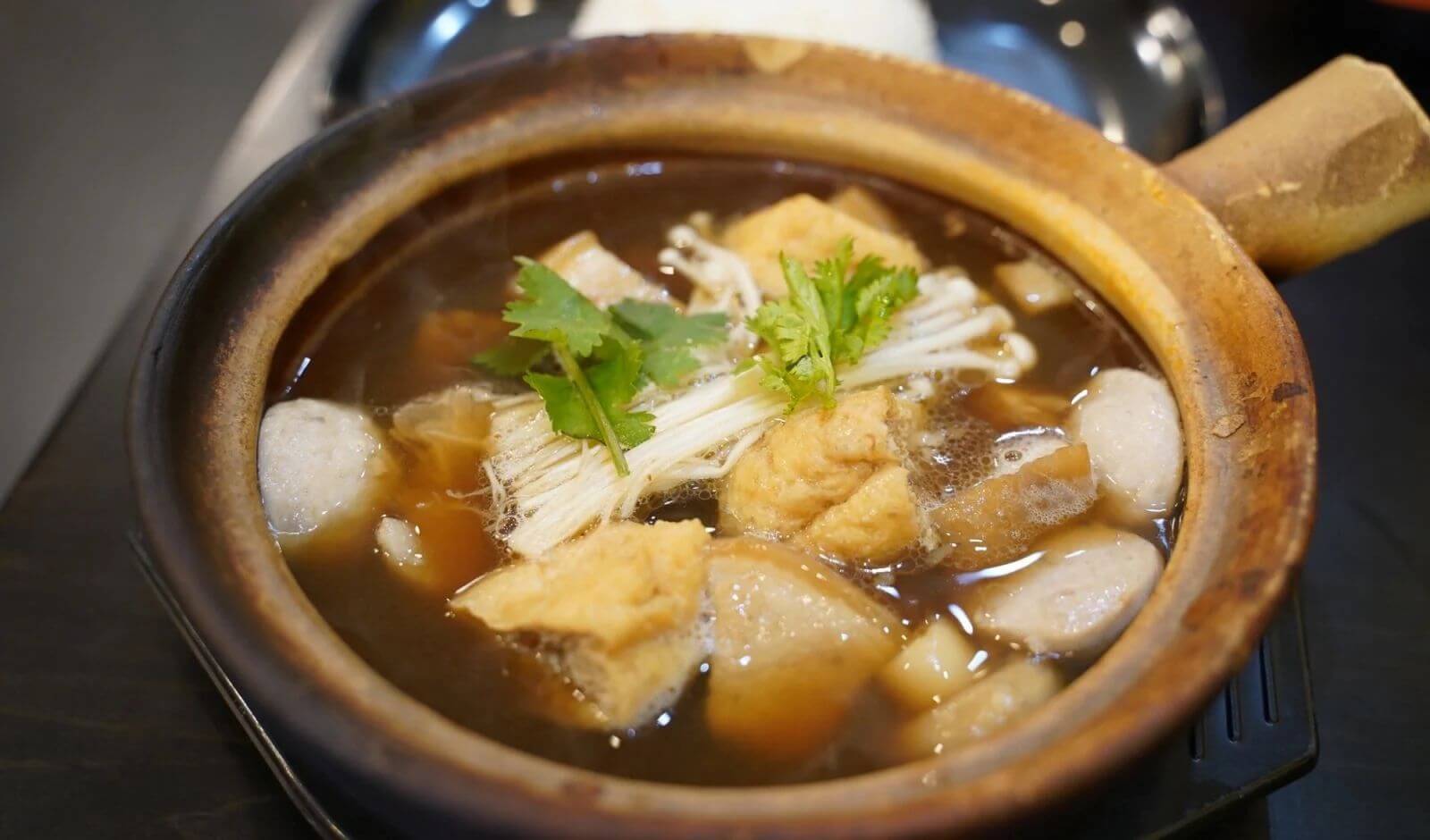 Bak Kut Teh là một món ăn truyền thống phổ biến ở Malaysia và Singapore.