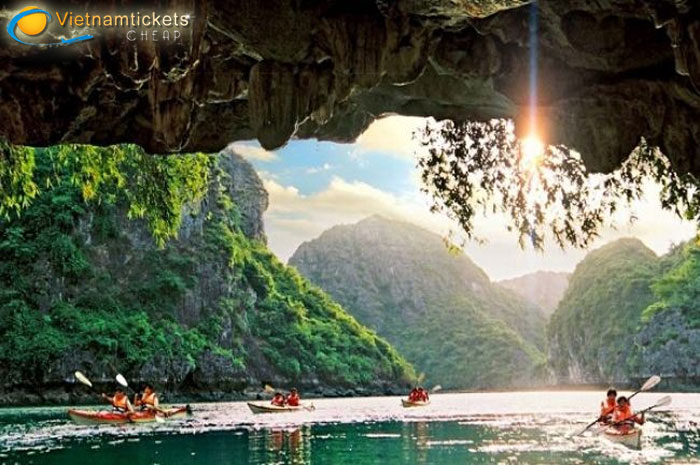 Hạ Long - Chèo Kayak Hang Luồn